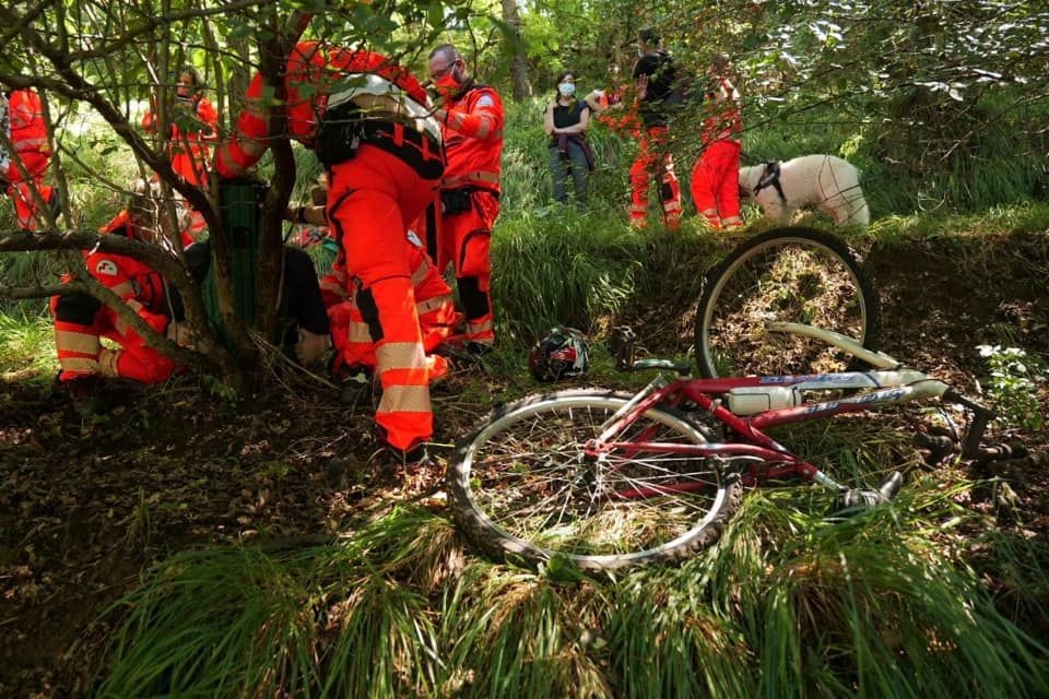 Intervento Croce Verde di Lucca su ciclista caduto in una strada in campagna