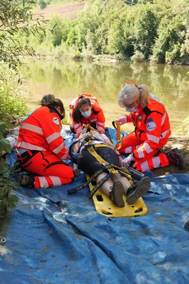 soccorso volontari Croce Verde di Lucca mentre posizionano il paziente su una barella