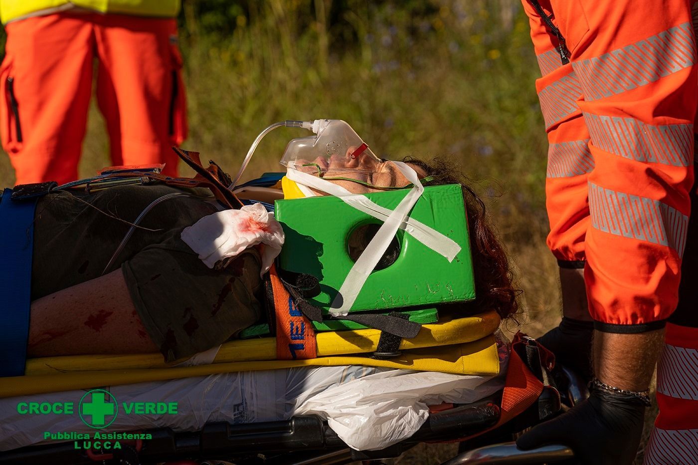 Trasporto di persona che ha avuto un incidente da parte della protezione civile di Lucca