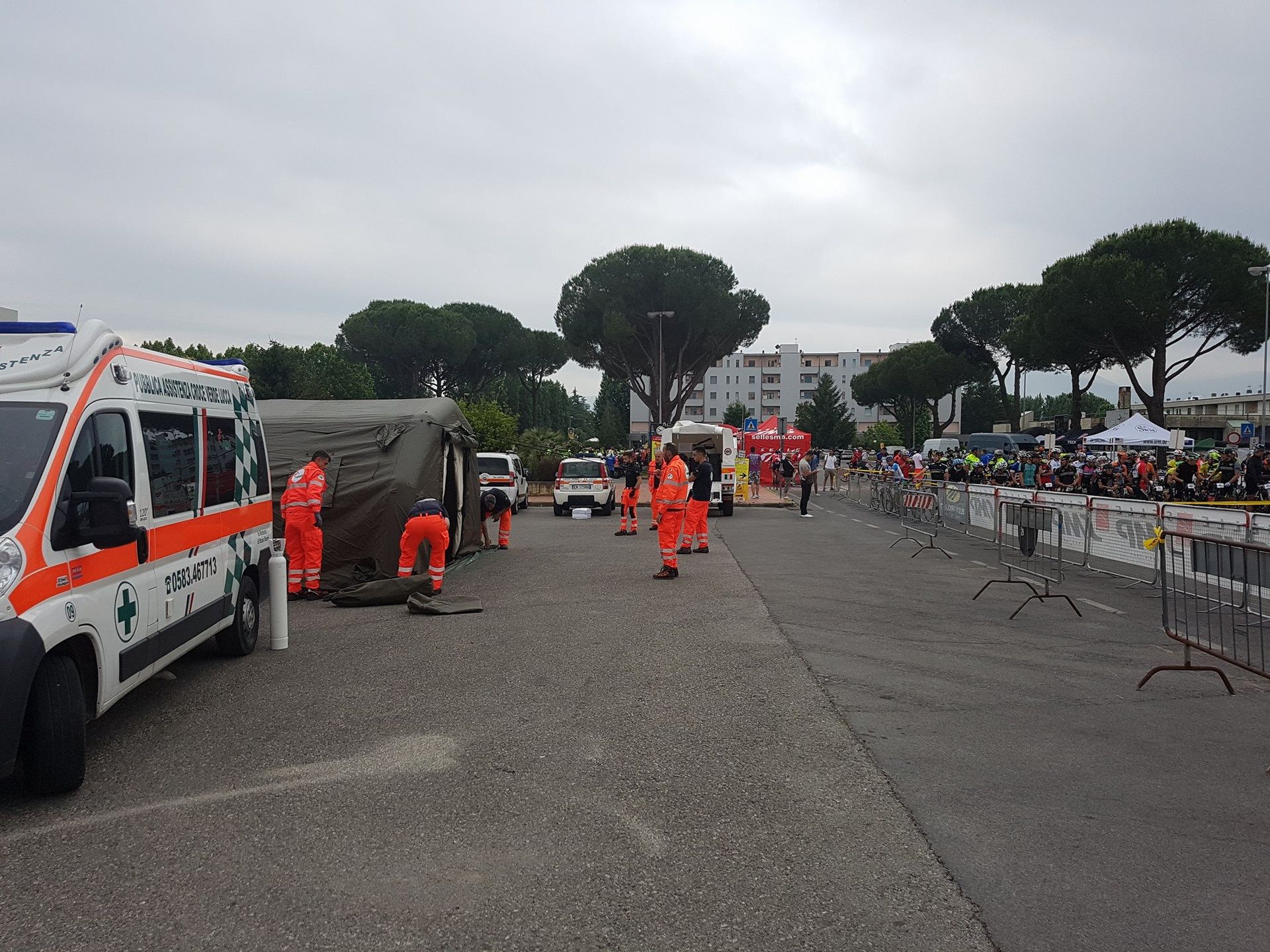 staff protezione civile Gran Fondo Mario Cipollini 2017 alla partenza Croce Verde di Lucca
