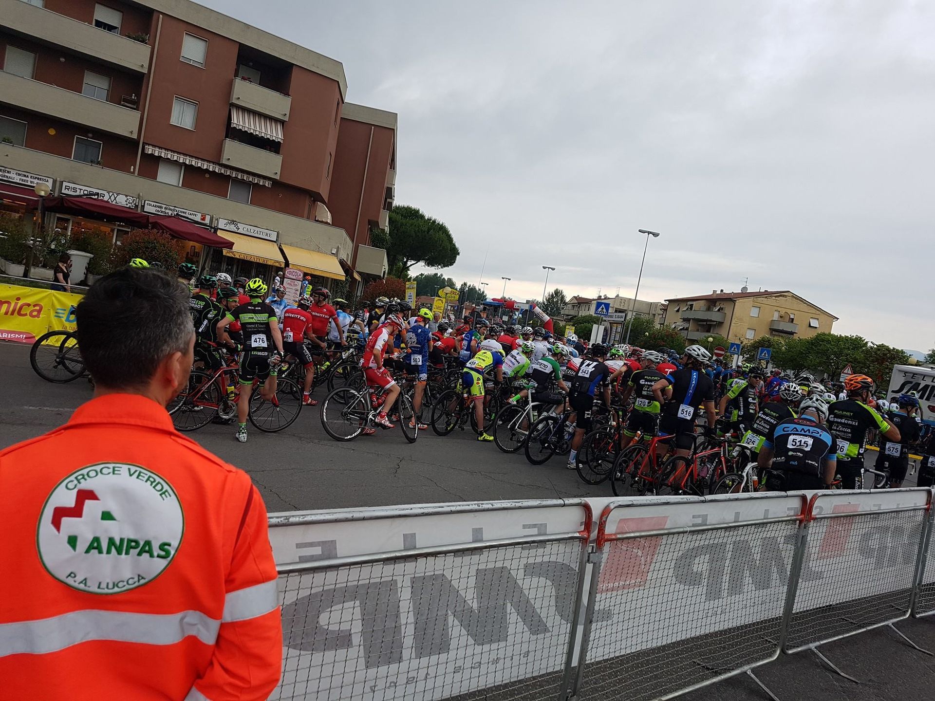 Ciclisti Gran Fondo Mario Cipollini 2017 staff protezione civile Croce Verde di Lucca