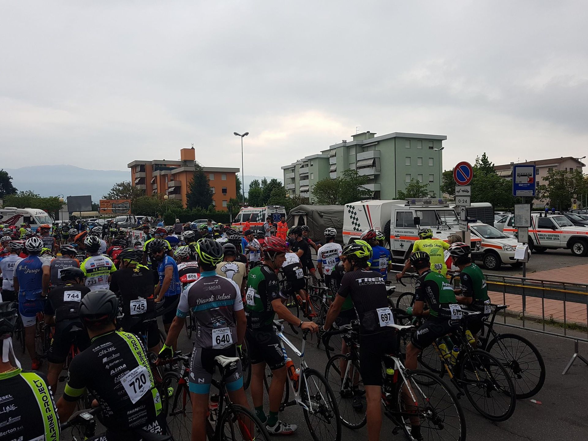 ciclisti di spalle Gran Fondo Mario Cipollini 2017 Croce Verde di Lucca Protezione civile