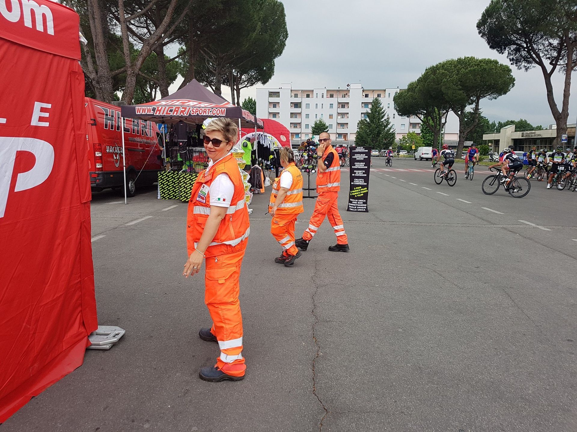 tre volontari dello staff della protezione civile Croce Verde di Lucca al Gran Fondo Mario Cipollini 2017