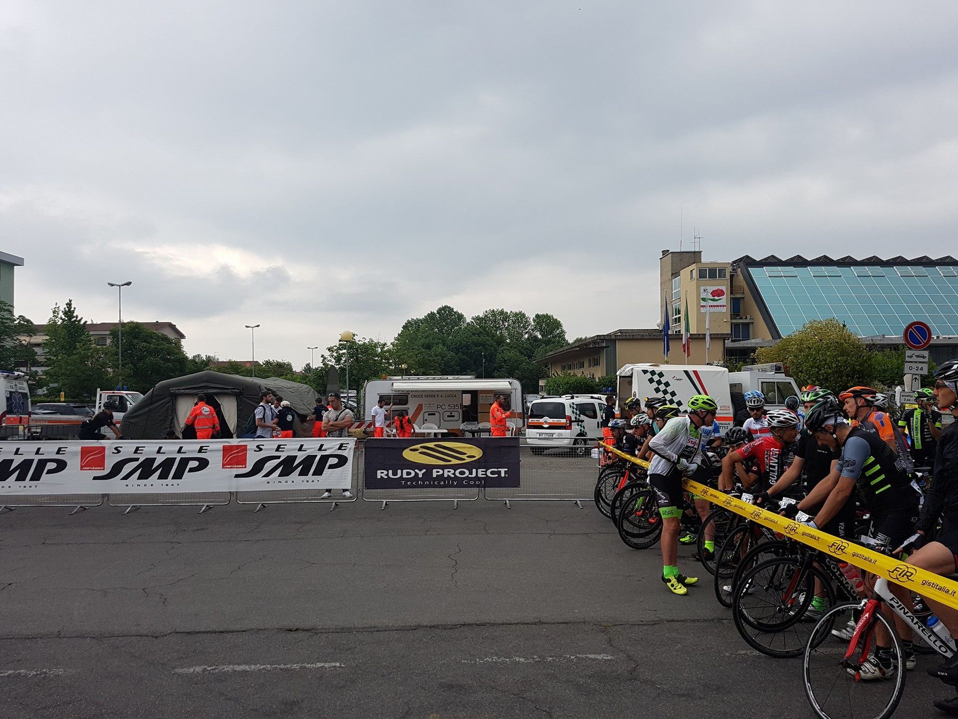 ciclisti fermi alla partenza Gran Fondo Mario Cipollini 2017 protezione civile Croce Verde di Lucca