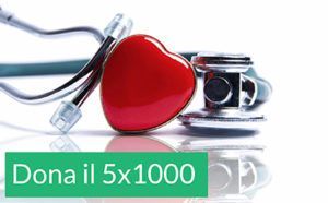 Flacone di pillole rosso a forma di cuore con stetoscopio ed etichetta verde con la scritta "Dona il 5x1000"