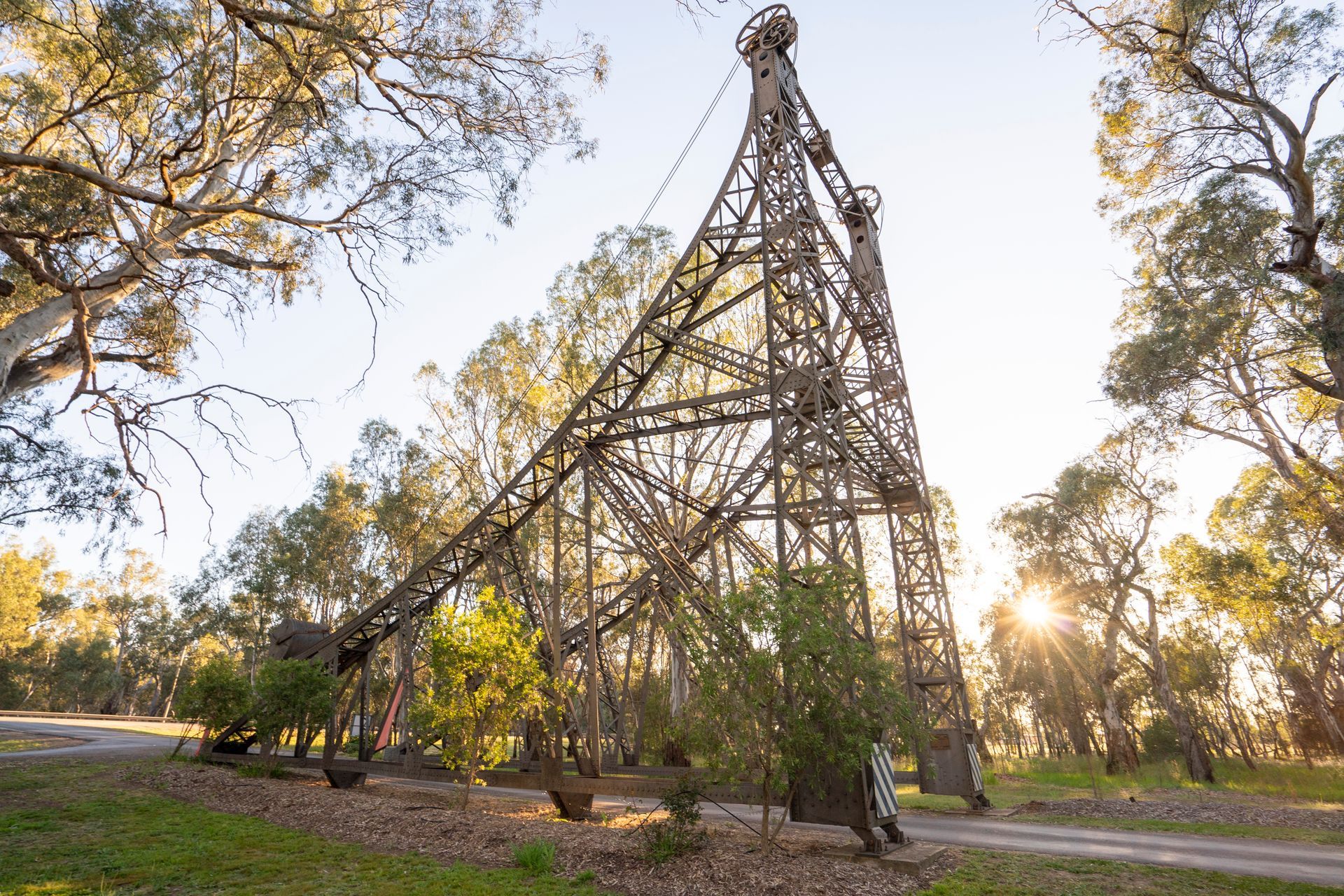 The entrance to the park features the old bascule bridge which was used from 1905 to 1978. When it was replaced by the existing concrete bridges, it was relocated to its current site.