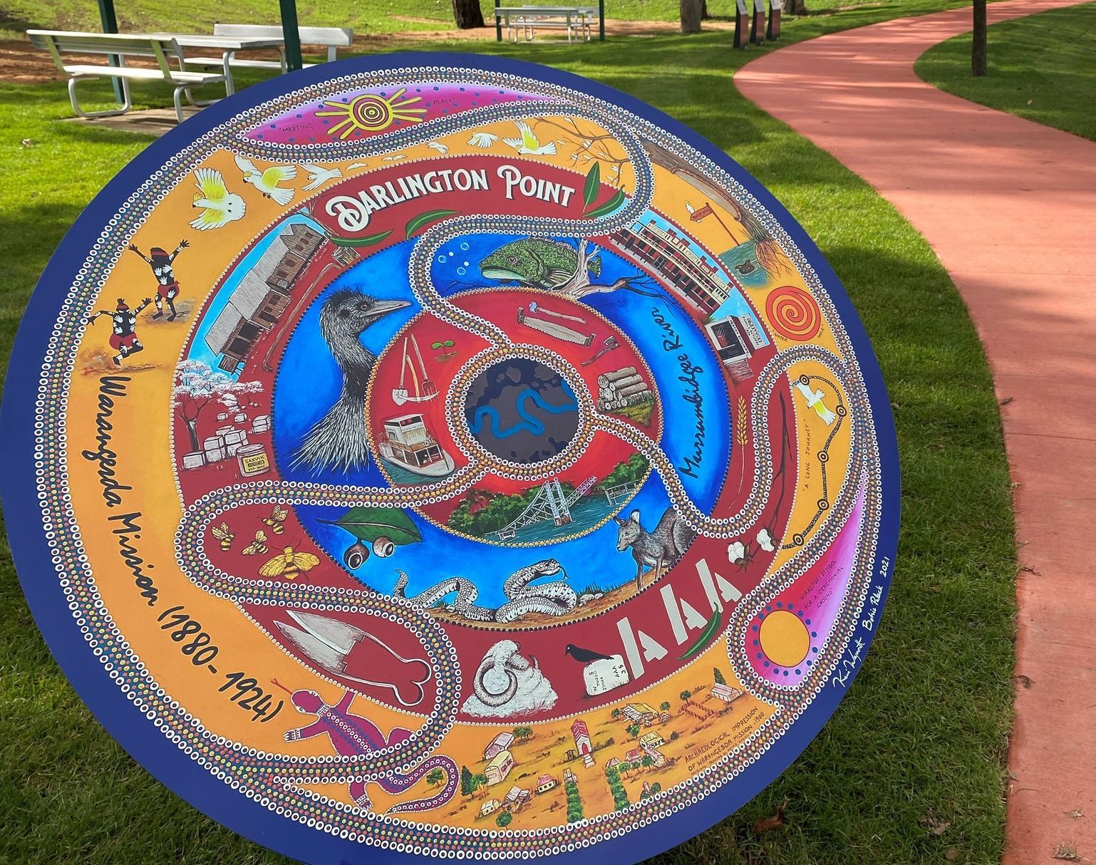 Artwork on Wiradjuri Walk in
Fig Tree Park in Darlington Point