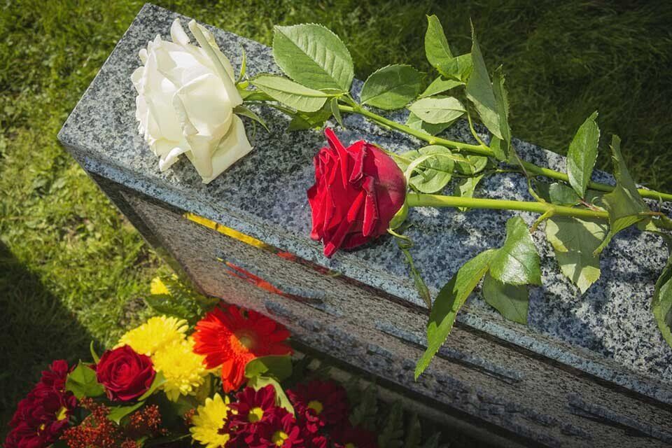 lapide cimiteriale