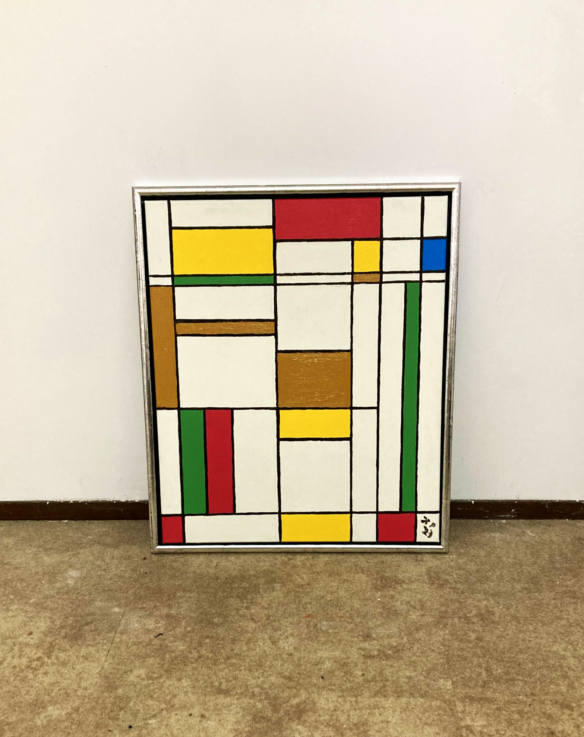 Abstracte schildering in Mondriaan-stijl met rode, gele, groene, witte en zwarte rechthoekige blokken op een muur.
