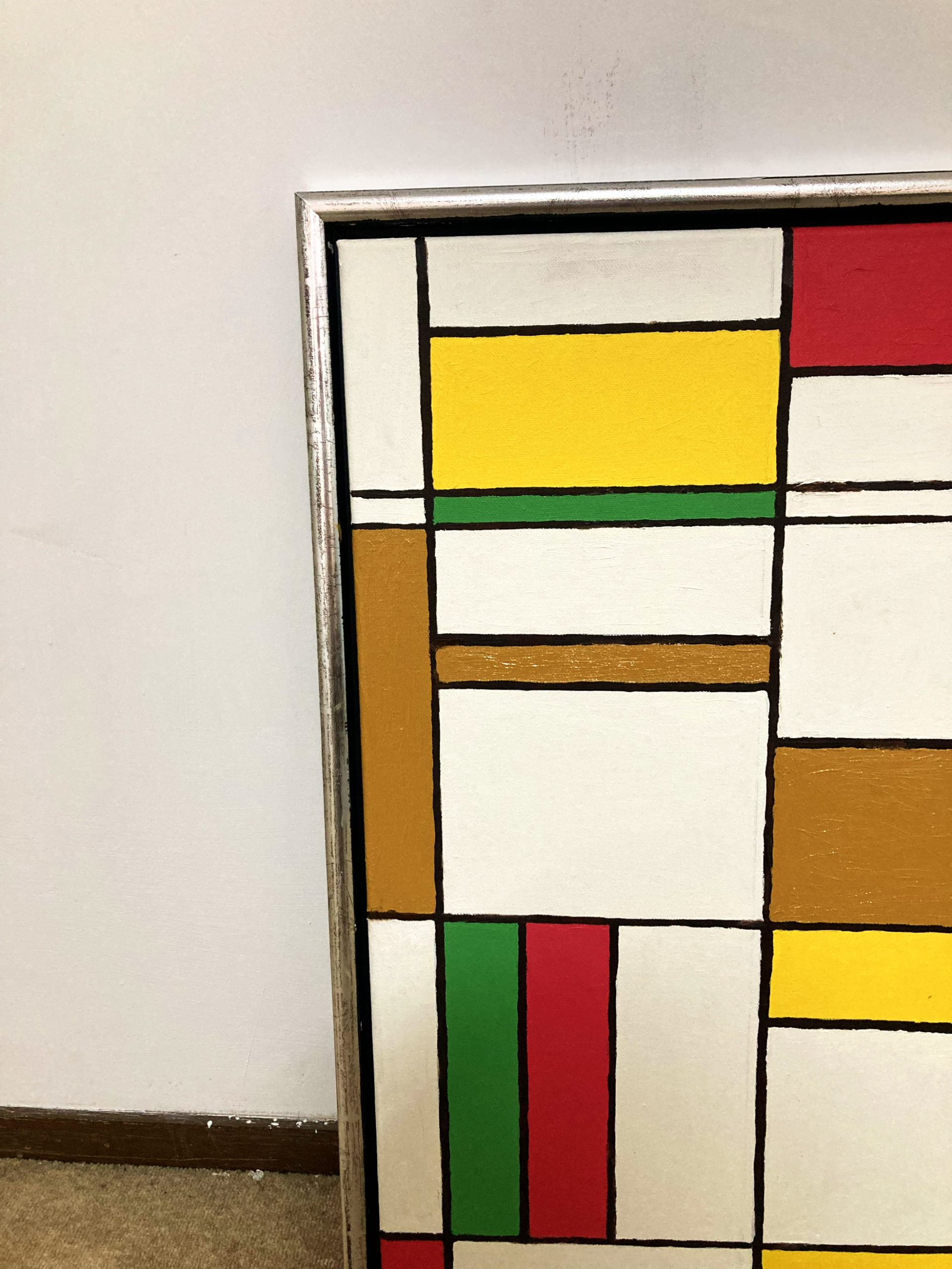 Abstracte geometrische schildering met zwarte contouren en blokken geel, rood, groen, bruin en wit op een muur.
