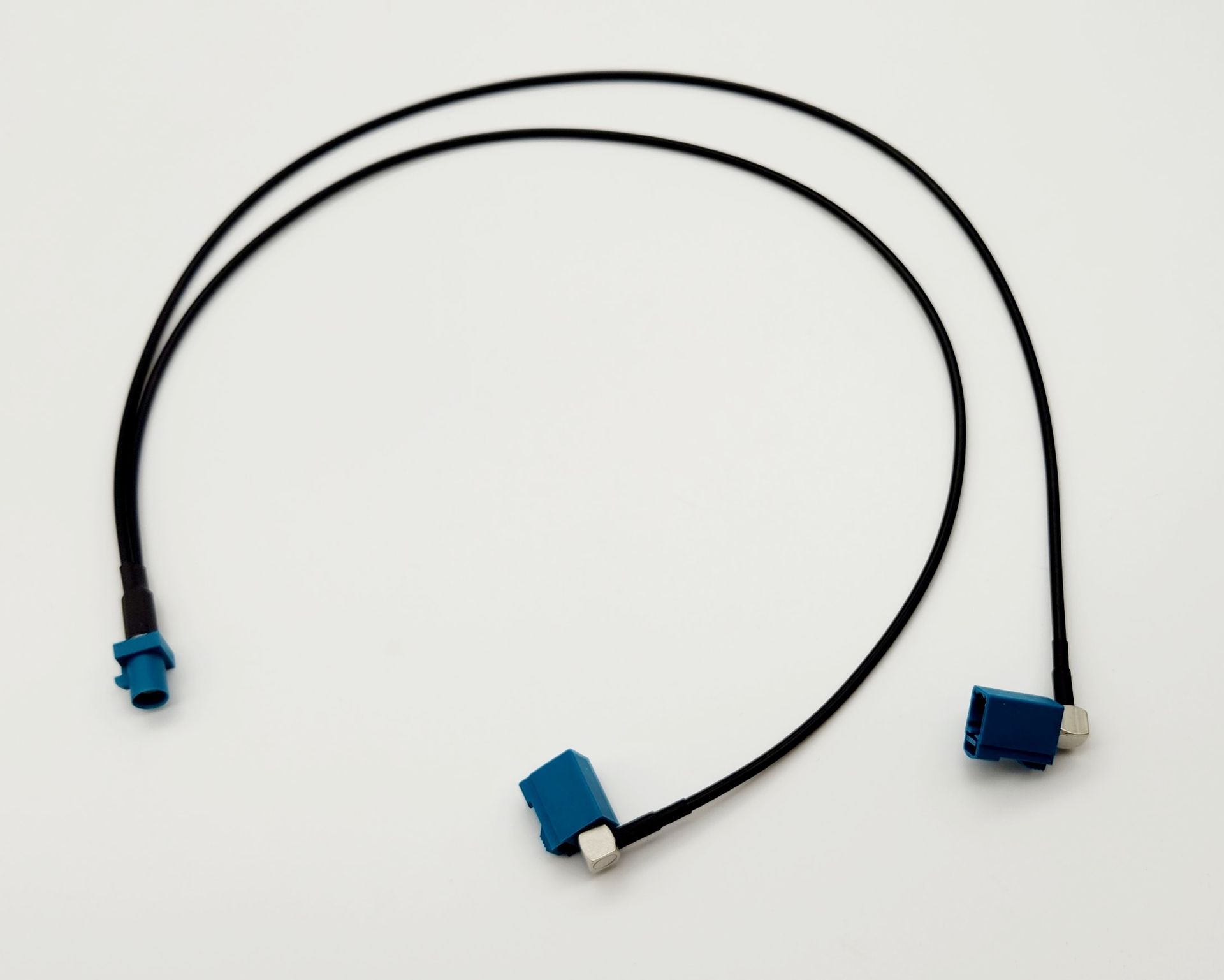 A black cable with two blue connectors on it