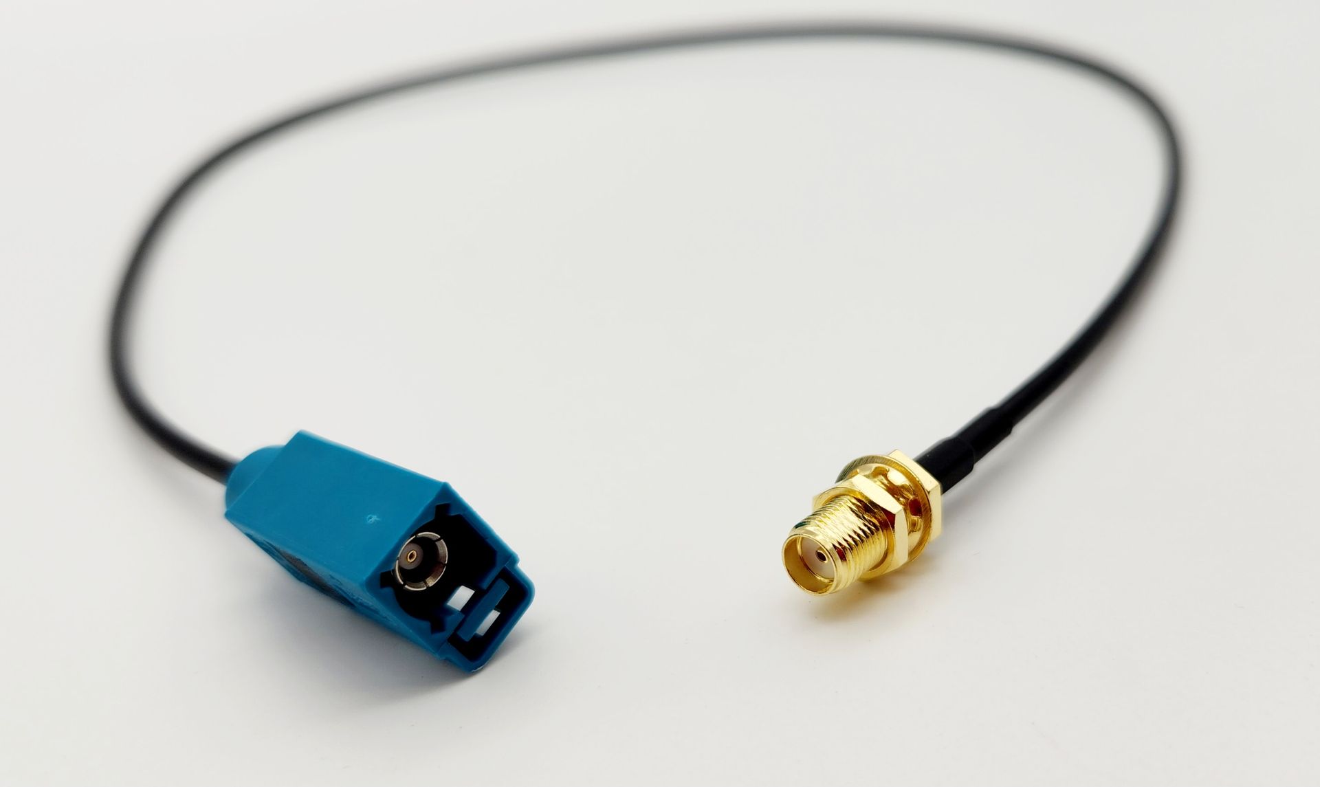 A cable with a blue connector and a gold connector