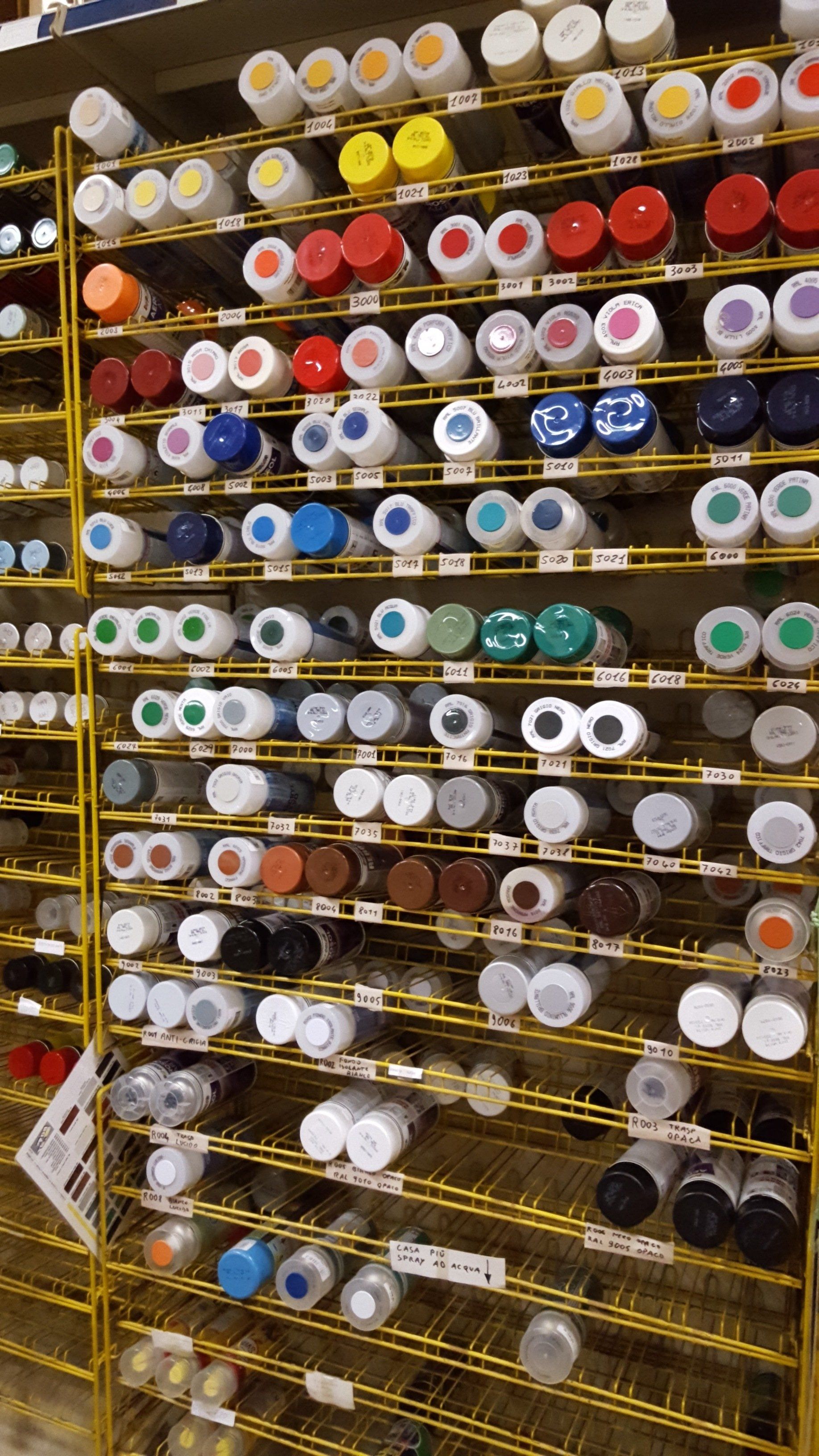 prodotti in vendita nel colorificio