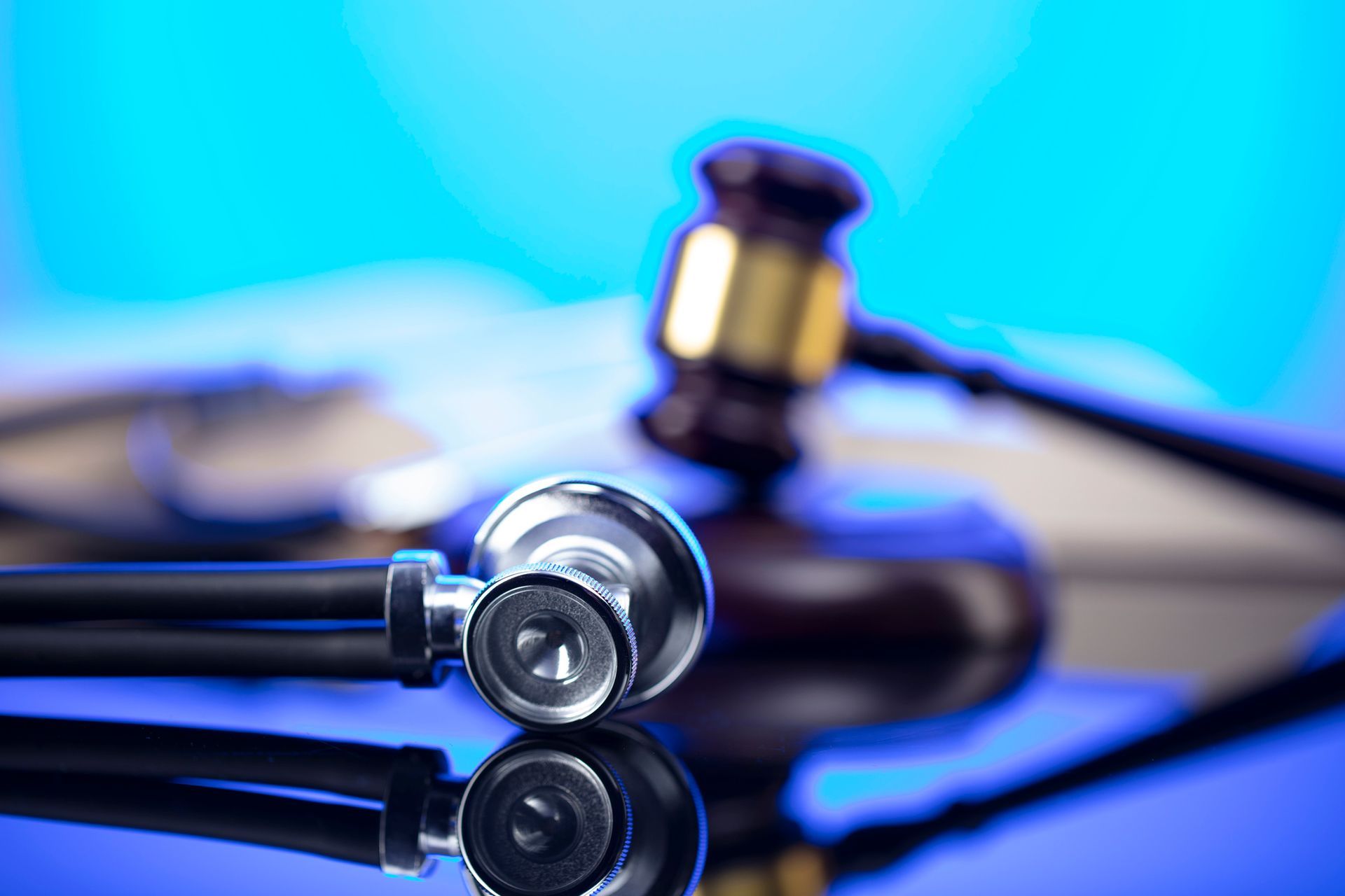 Stethoscope next to judge’s gavel symbolizing healthcare law, medical regulation and legal justice.