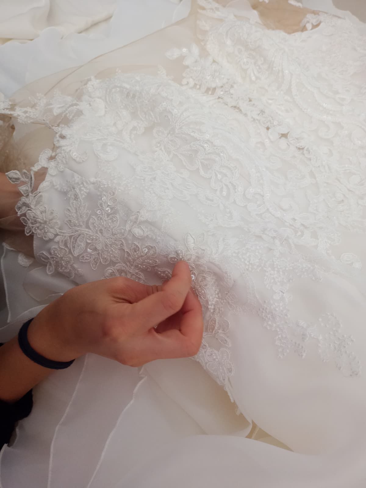 Atelier o negozio di abiti da sposa. La scelta dell'abito inizia dal luogo in cui vivi l'esperienza