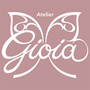 Logo bianco &ldquo;Atelier Gioia&rdquo; su sfondo rosa cipria, stilizzato come ali di farfalla e con scritta in corsivo.