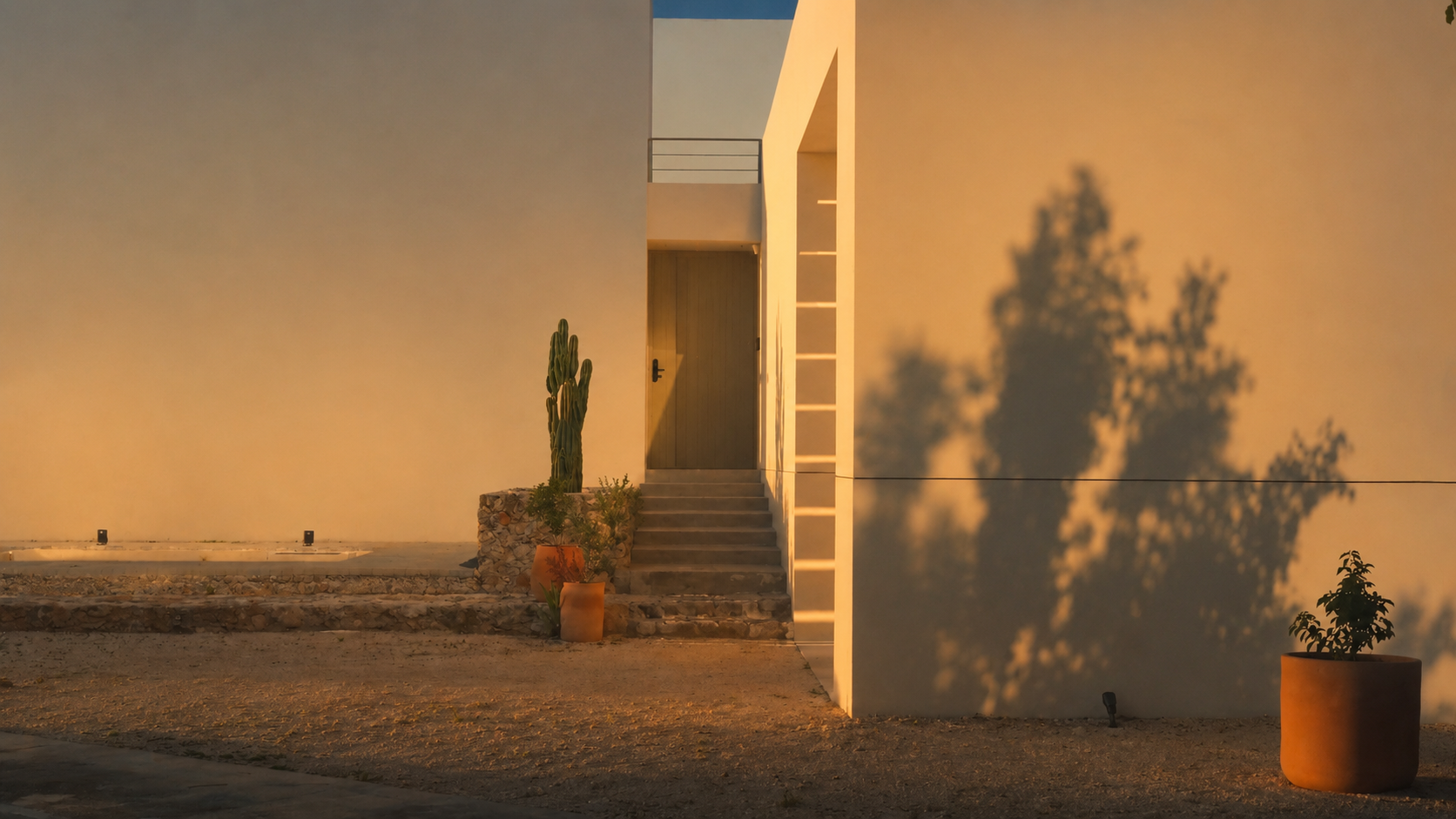 Fachada y acceso con luz cálida como referencia de arquitectura, permanencia y valor patrimonial