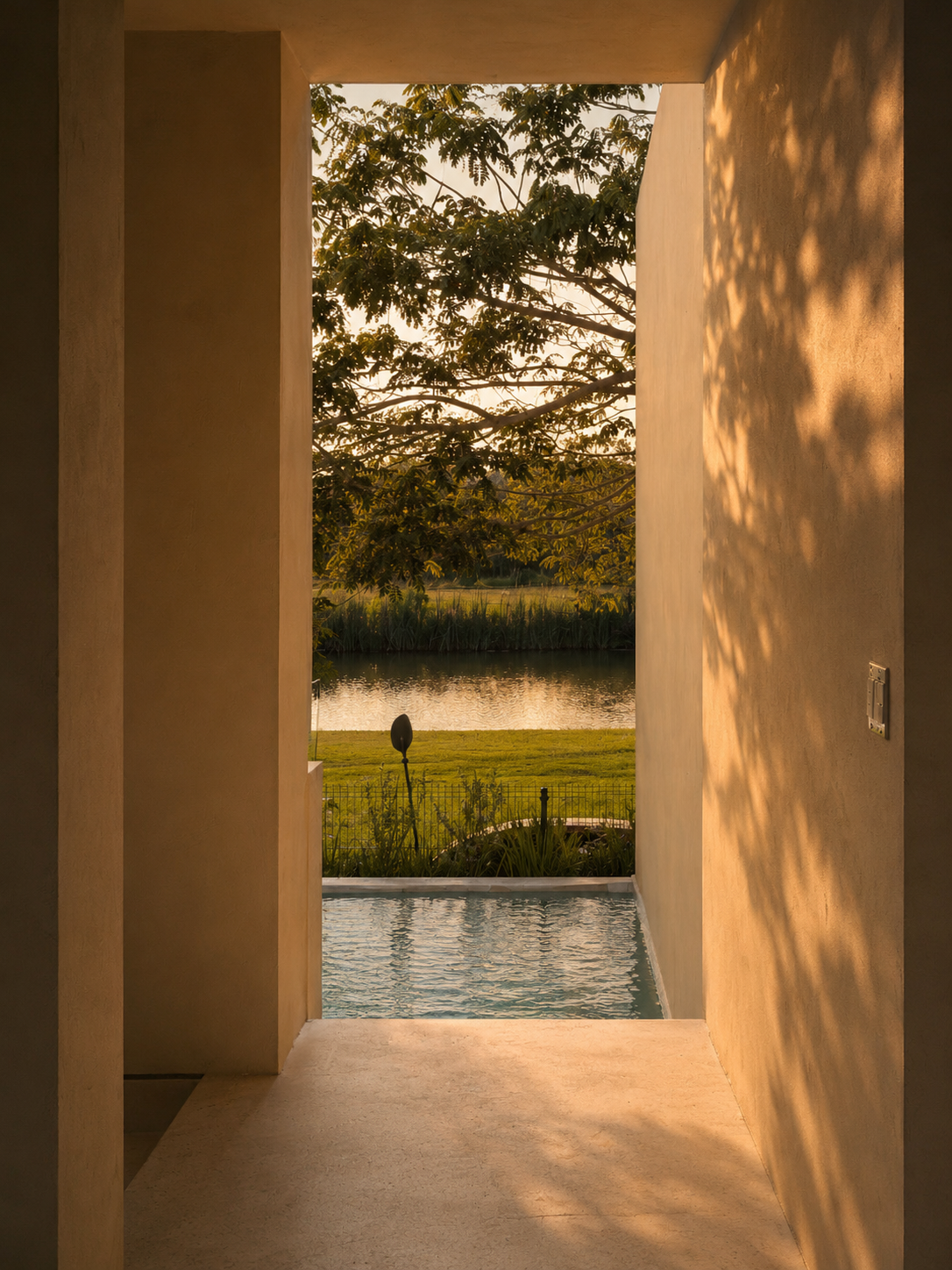 Vista enmarcada hacia lago y vegetación como referencia de arquitectura, escala y desarrollo boutique en Yucatán