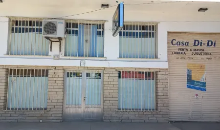 Una librería llena de libros y juguetes.