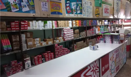 Una pila de libros colocados uno encima del otro en una biblioteca.