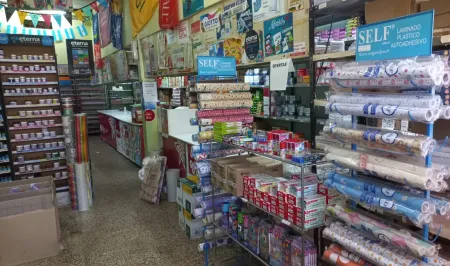 Una pila de libros colocados uno encima del otro en una biblioteca.