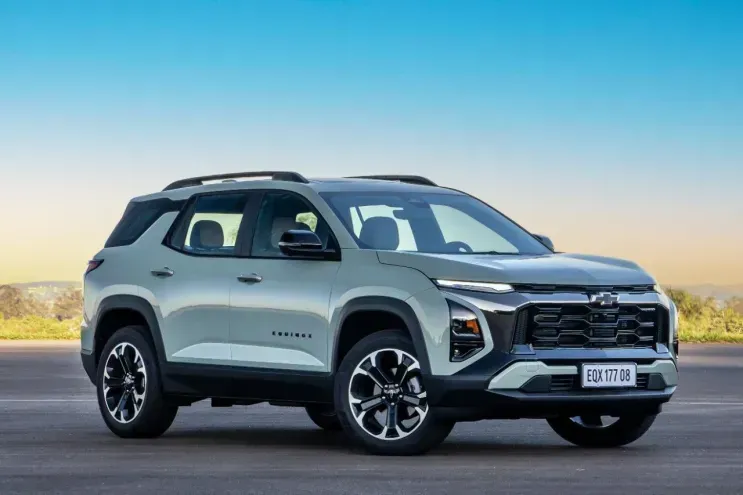 equinox Completamente revelado, o novo Chevrolet Equinox chega ao Brasil em duas versões: RS e Activ. A quarta geração do SUV tem avanços tanto no visual como na parte mecânica.