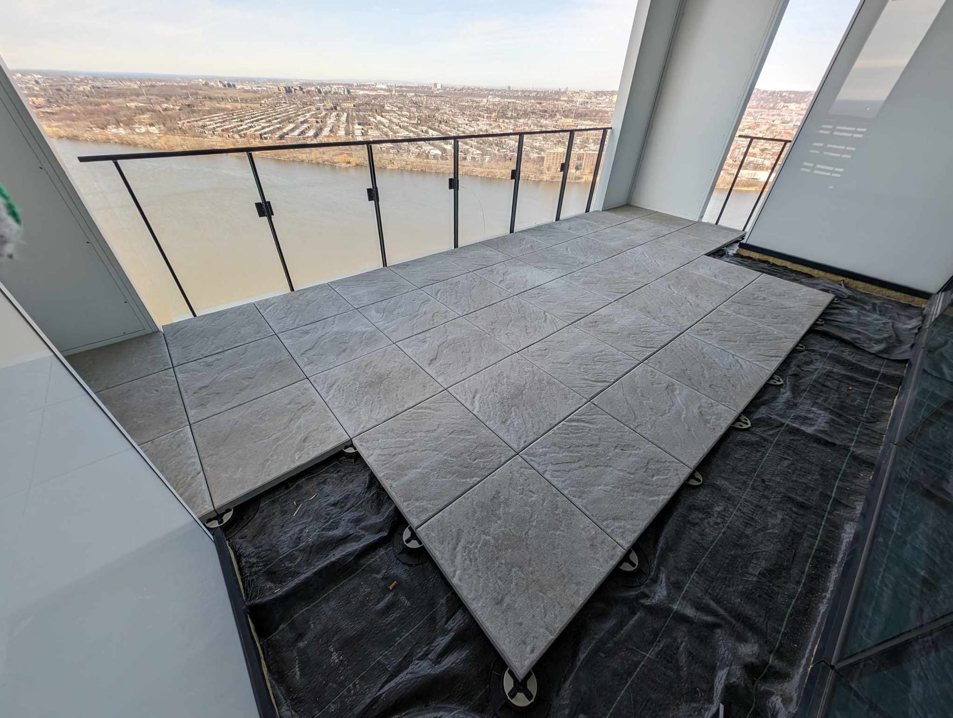 Un balcon avec vue sur une ville et une rivière.