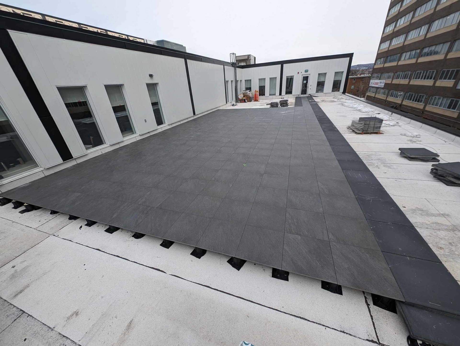 Un grand bâtiment avec un toit en cours de construction