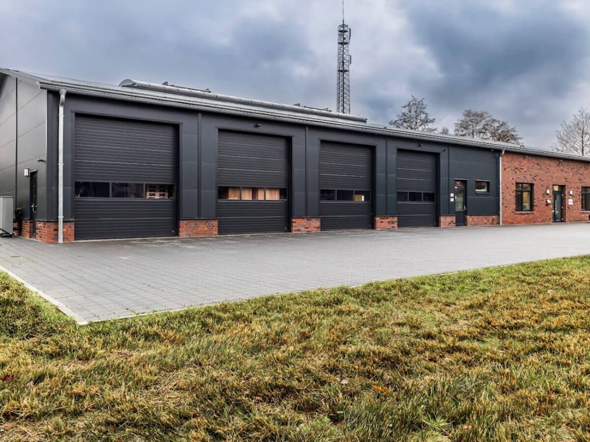 Ein großes schwarzes Gebäude mit vielen Garagentoren