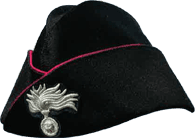 Cappello nero dei Carabinieri italiani con stemma argentato e rifiniture rosa.