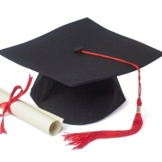 Cappello da laureato nero con nappa rossa e diploma legato con nastro rosso.