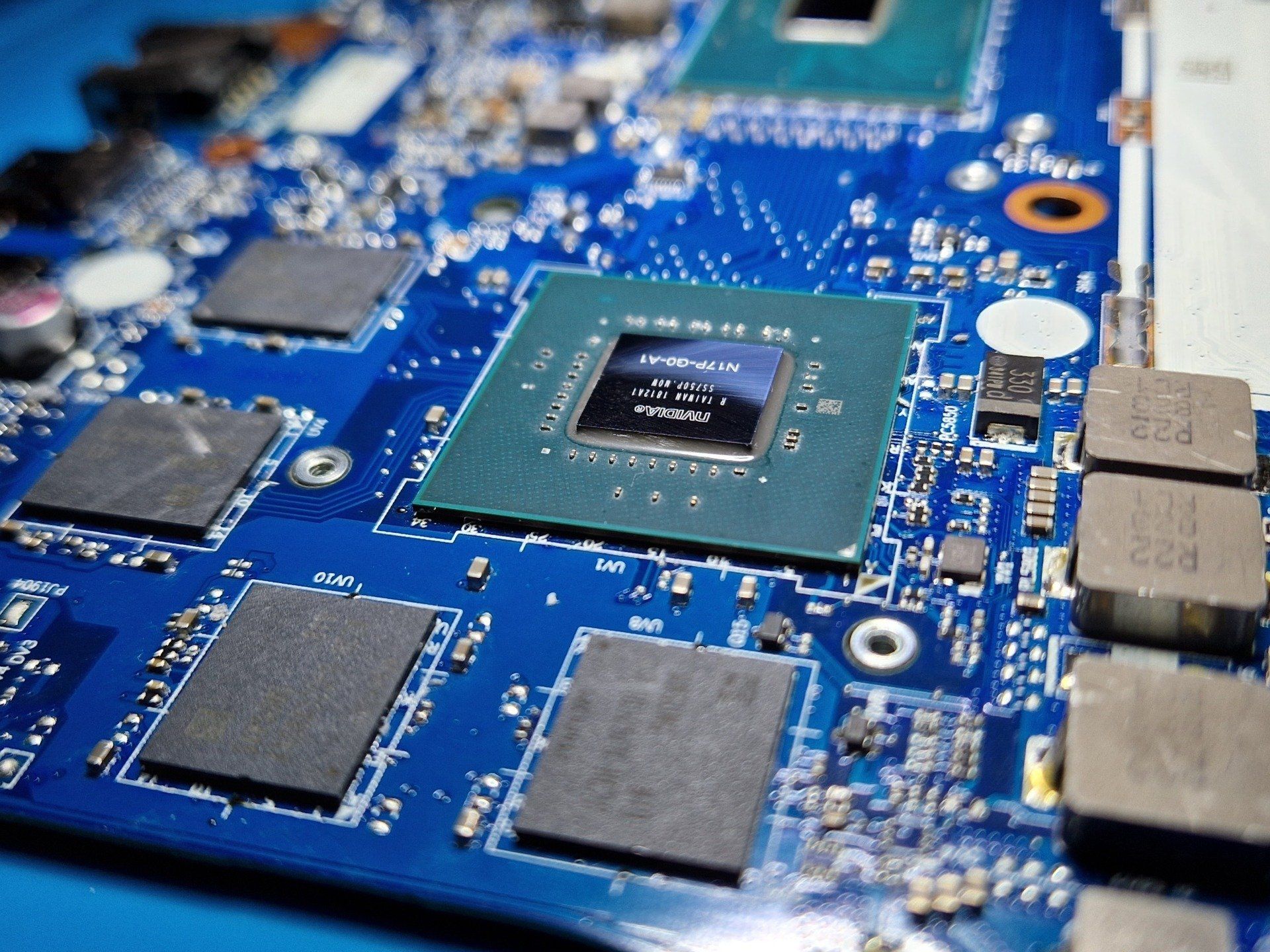 Een close-up van een moederbord met een processor erop