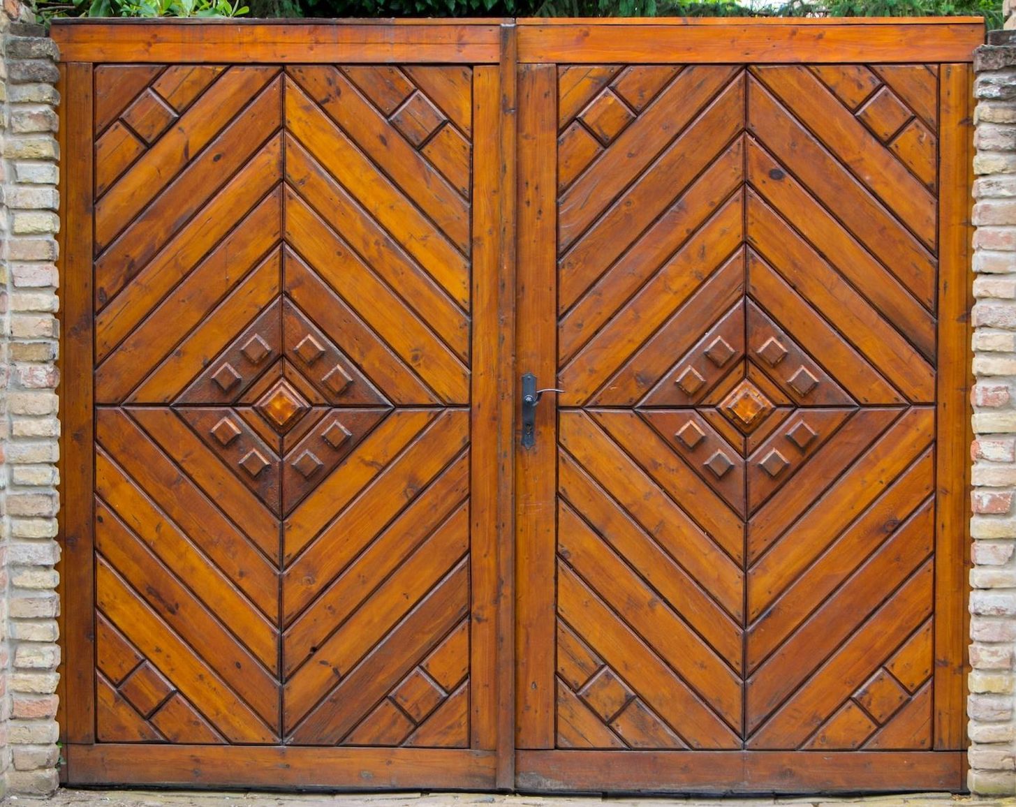 Comprehensive custom fencing and gate solutions