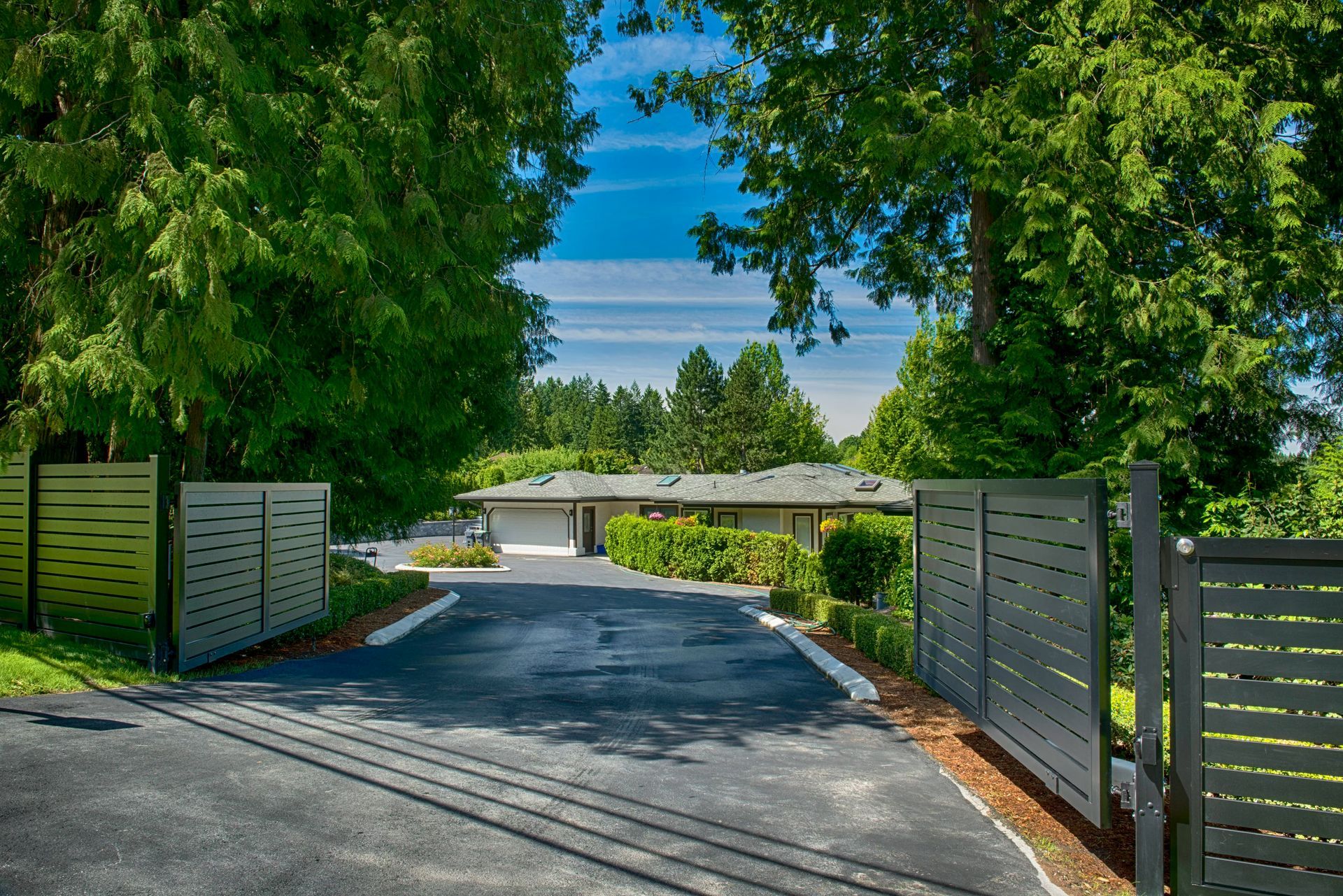 Photo of excellent curb appeal produced by the use of Sleekfence fencing.