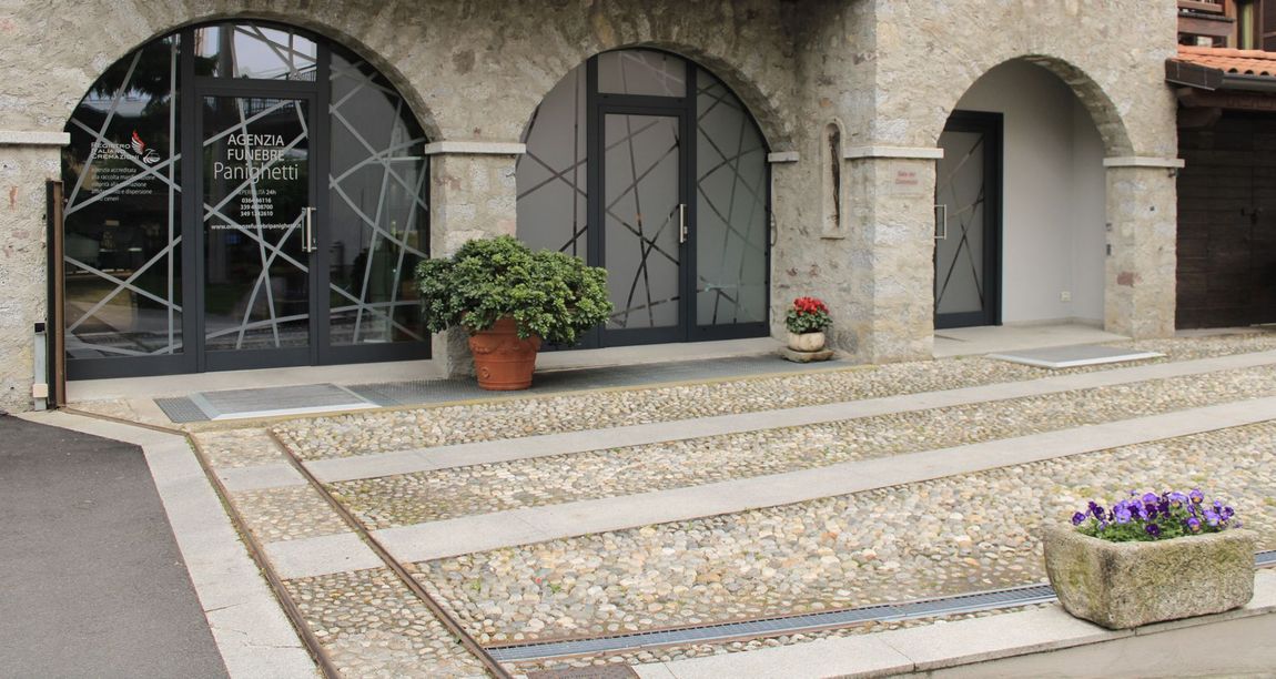 esterno dell'agenzia funebre