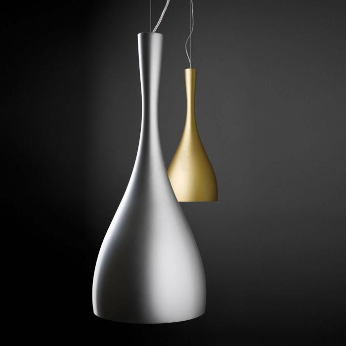 Lampade pendenti a forma di lacrima color argento e oro appese su uno sfondo scuro.