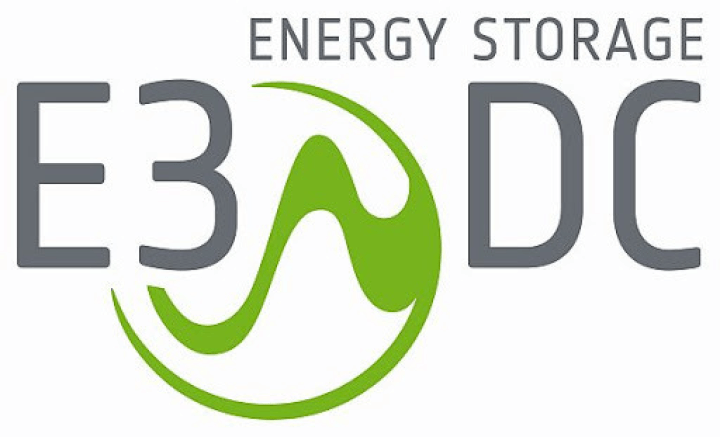 Logotipo de E3/DC Energy Storage con una onda verde dentro de un círculo. Letras grises sobre fondo blanco.