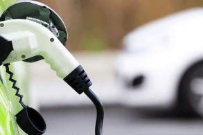 Cable de carga de vehículo eléctrico conectado a un automóvil.