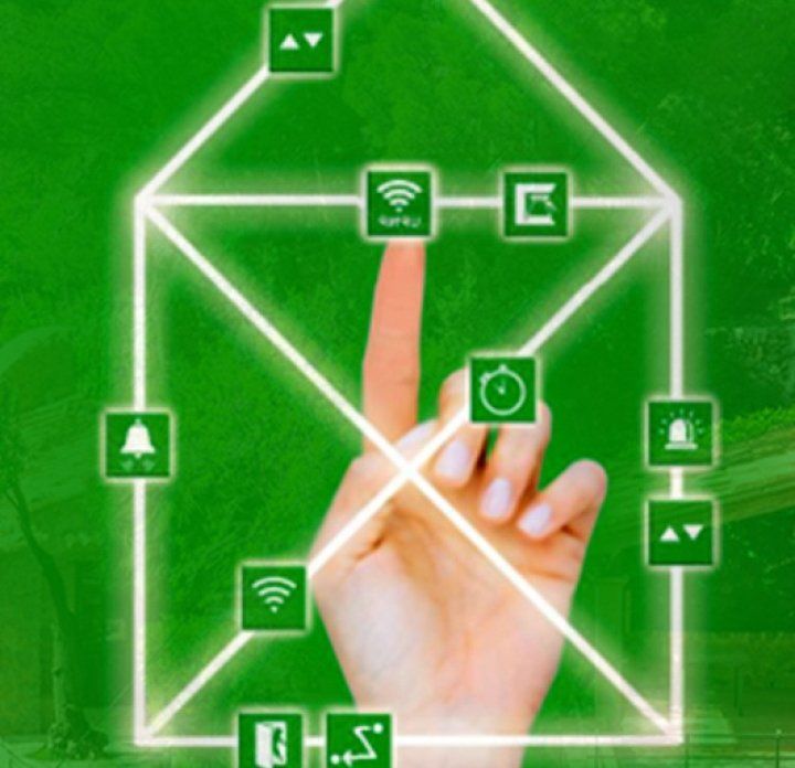Mano tocando una interfaz de casa inteligente, con líneas verdes que forman la forma de una casa e íconos conectados.