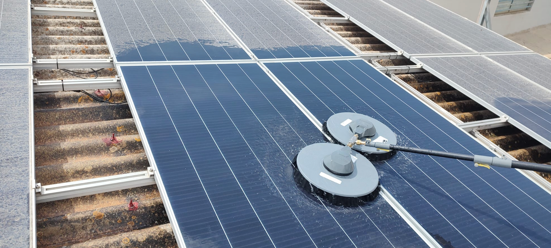 Die Solarpaneele werden mit einem rotierenden Bürstenreinigungssystem gereinigt.