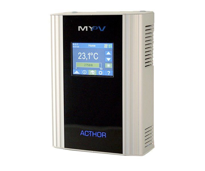 Un dispositivo MYPV ACTHOR blanco y negro muestra la temperatura, 23,1 °C, y otra información en una pantalla.