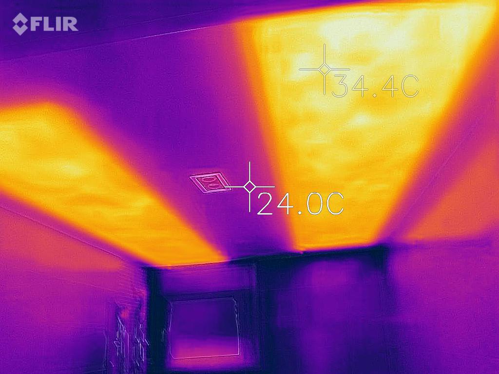 Imagen térmica de un techo. Las zonas más cálidas se muestran en amarillo, las más frías en morado, con lecturas de temperatura.