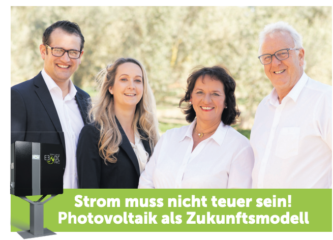 Cuatro personas sonrientes con un panel solar. Texto: 