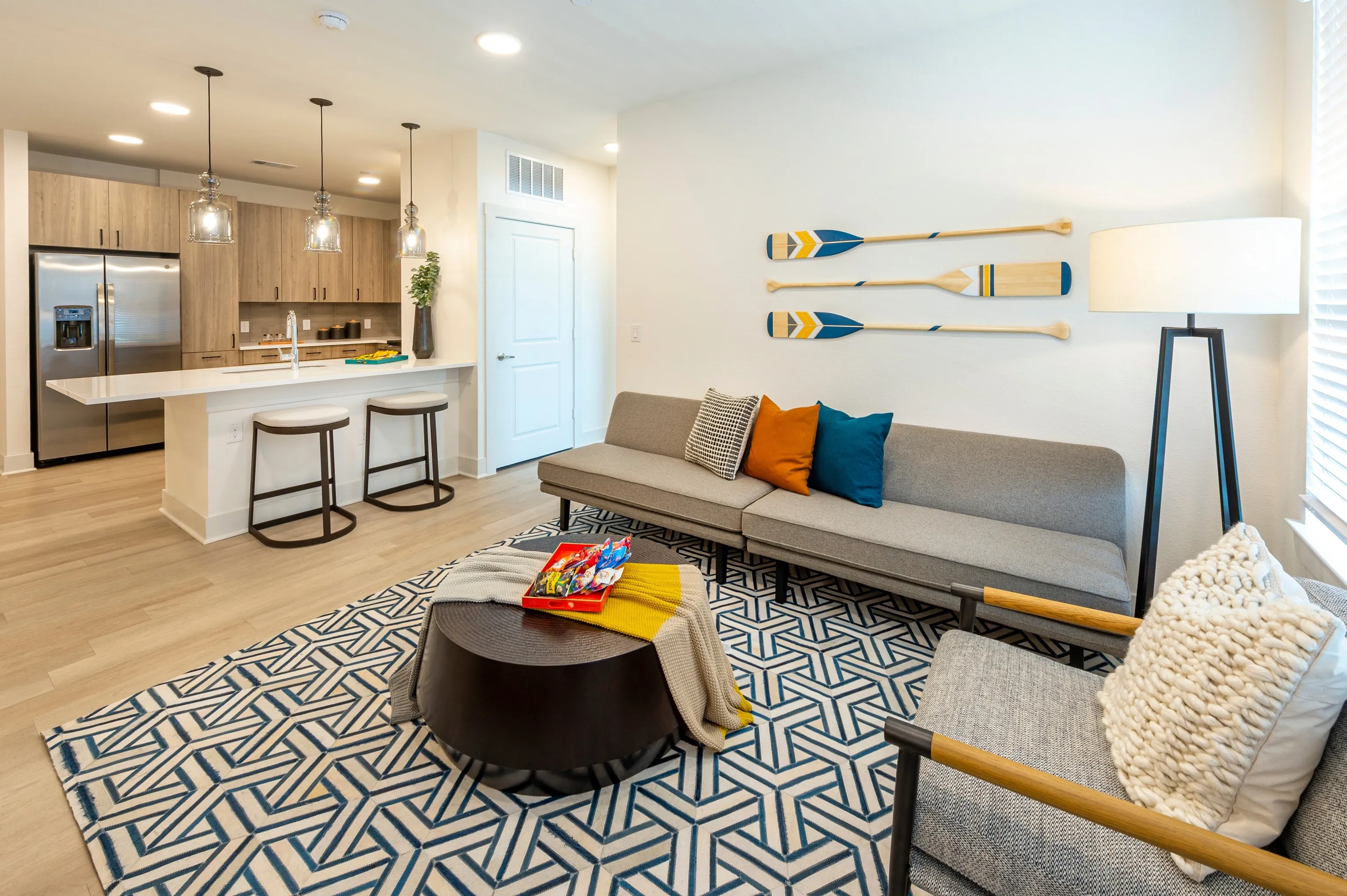 Living room and kitchen area of an apartment with modern finishes and decor.