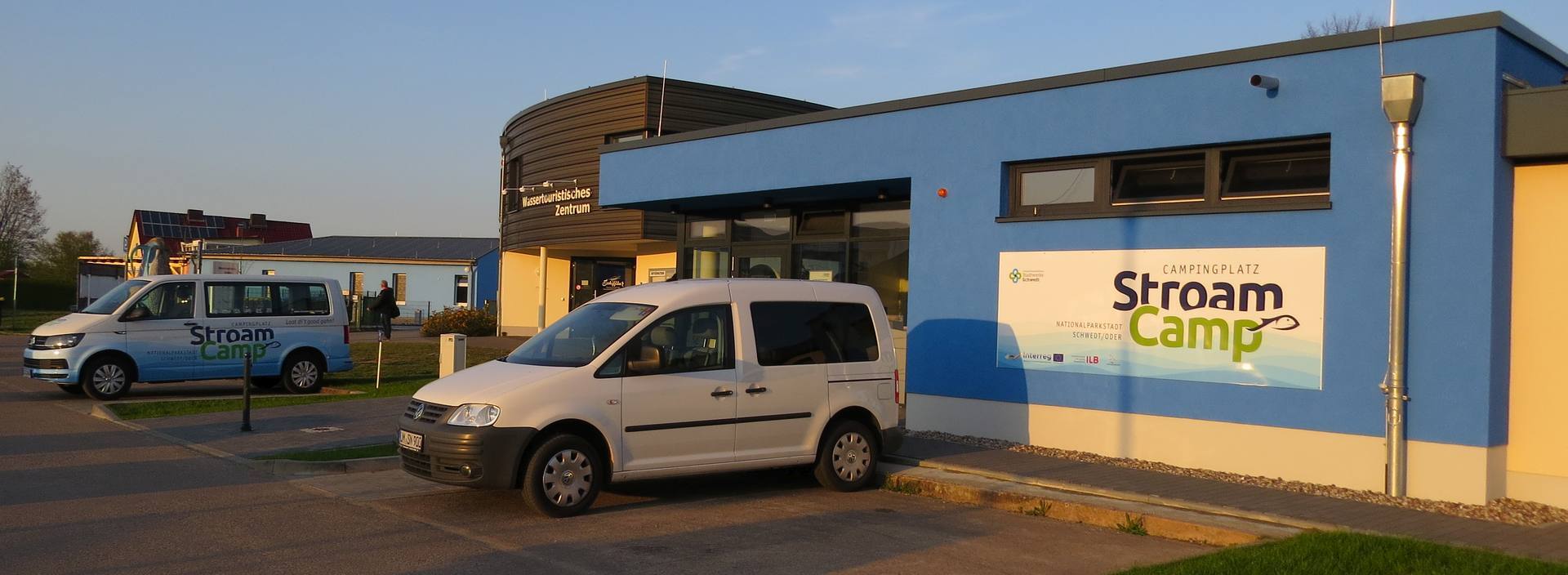 Das Wassertouristische Zentrum und rechts das neue Service- und Sanitärgebäude