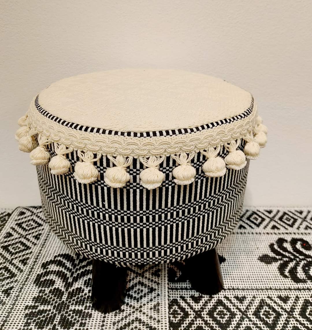 Un pouf bianco e nero con nappe