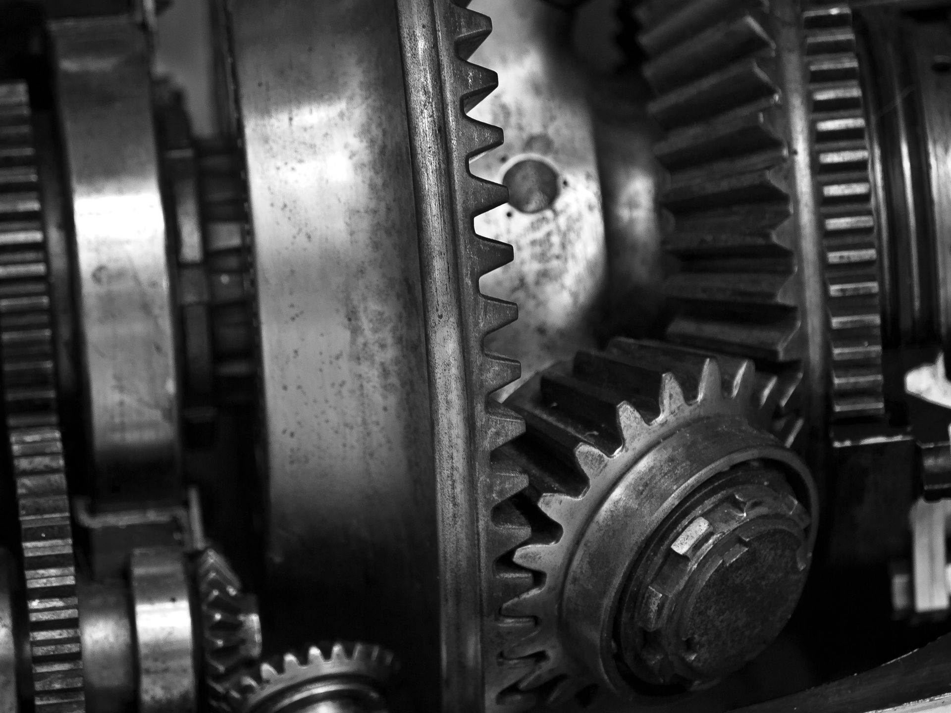 Close-up of gearbox gears inside a transmission.