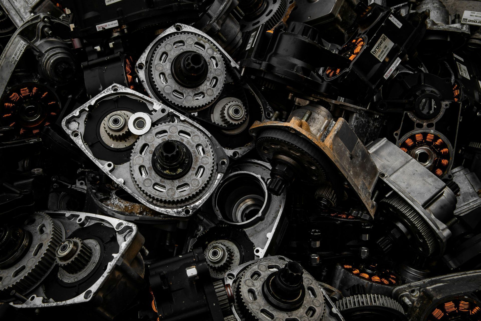 Used gearbox parts and transmission components ready for repair.
