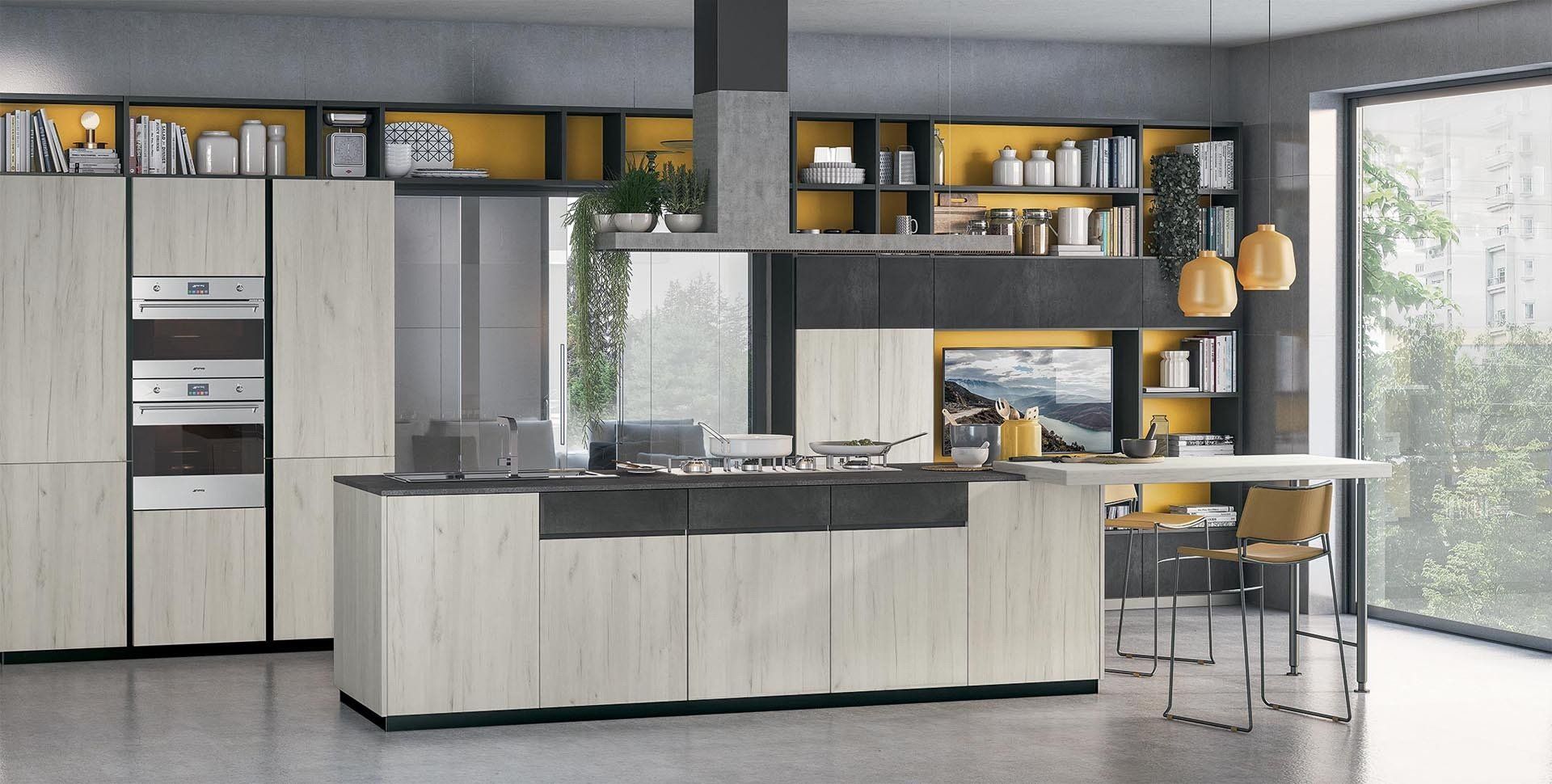 Cucina moderna con mobili in legno chiaro, ripiani scuri, dettagli gialli e una grande finestra.