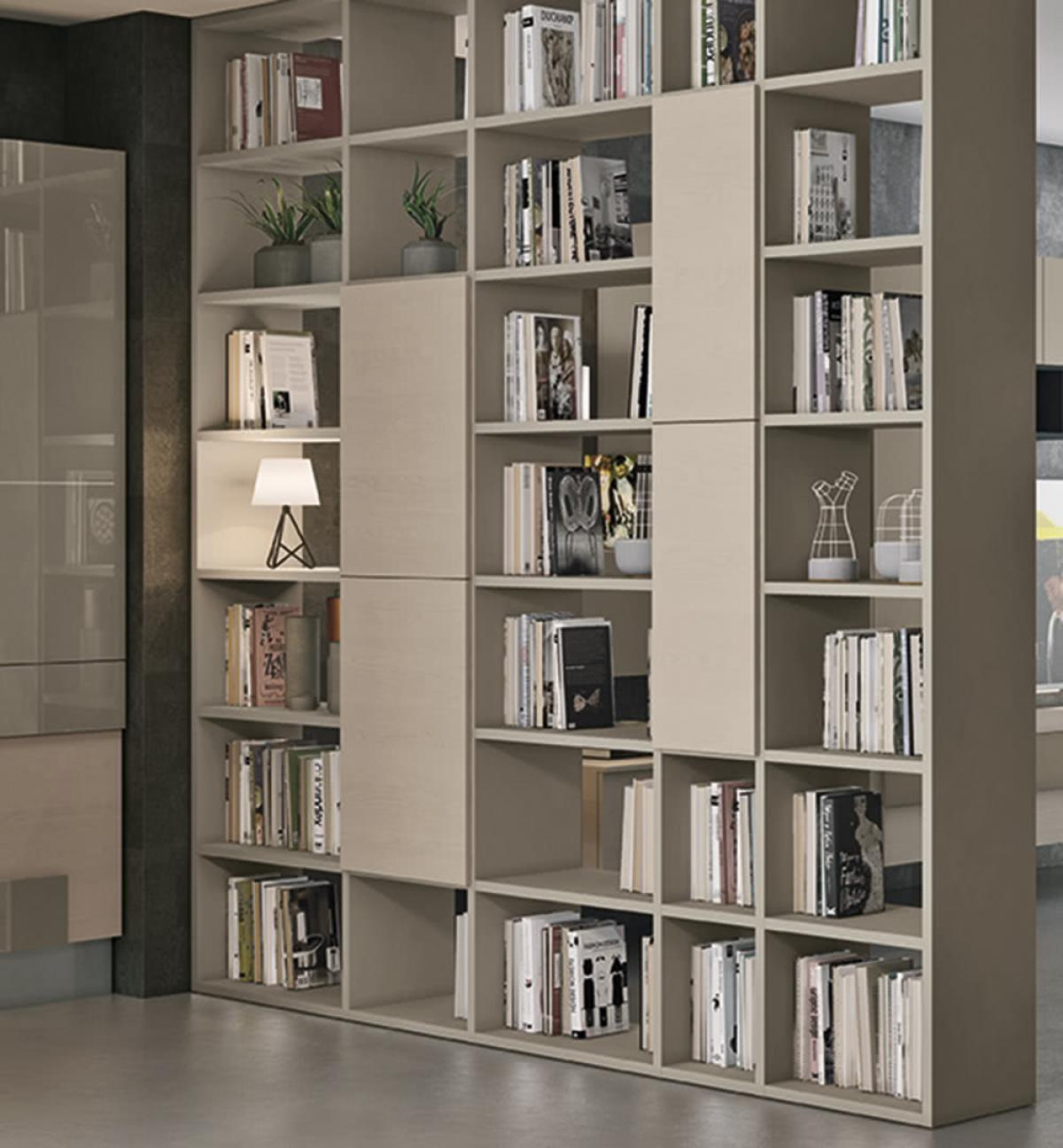 Libreria a muro con libri, decorazioni e ante chiuse beige. Colore grigio chiaro in un interno moderno.